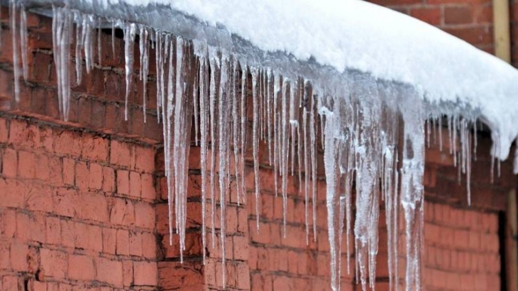 Парковка по цене ремонта: петербургские автомобилисты жалуются на глыбы льда, падающие на машины