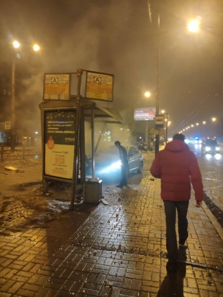 Иномарка влетела в остановку в Петербурге у железнодорожной станции Пискаревка