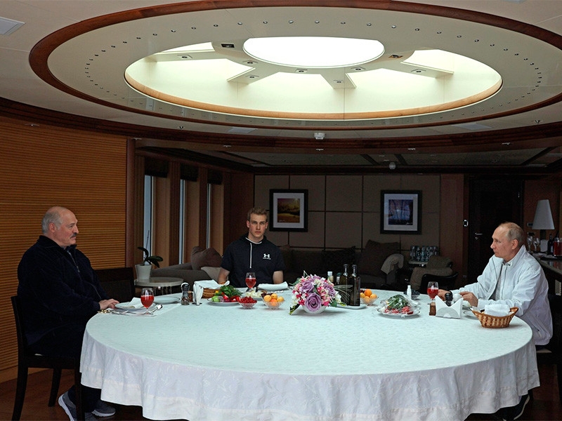 Путин и Лукашенко покатались на яхте, договорились о втором транше российского кредита в $500 млн и о новых рейсах "Белавиа" в РФ