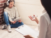 Психолог для подростков онлайн: когда обращаться, как проходит первая консультация и как родителям поддержать ребёнка