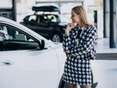 Машину белого цвета можно назвать так: